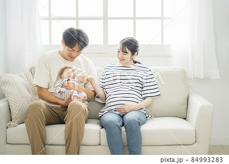 マタニティ教室で人形を使って育児トレーニングする男女 84993283