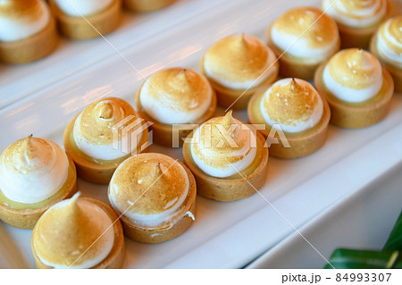 A small, appetizing bakery for eating with hot coffee during breaks. A small, appetizing bakery for eating with hot coffee during breaks. 84993307