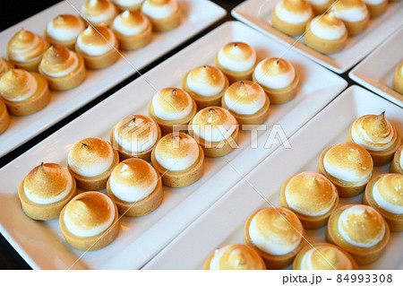 A small, appetizing bakery for eating with hot coffee during breaks. A small, appetizing bakery for eating with hot coffee during breaks. 84993308