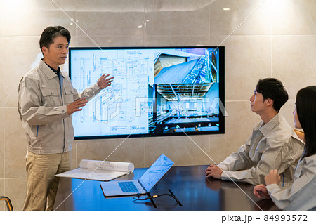 建築図面を見てプレゼンする作業員 撮影協力:WEEK芝大門(サンフロンティア不動産) 建築図面を見てプレゼンする作業員 撮影協力:WEEK芝大門(サンフロンティア不動産) 84993572
