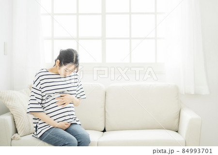 家でくつろぐ妊婦 家でくつろぐ妊婦 84993701