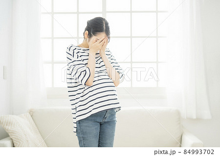 思い悩む妊婦 84993702