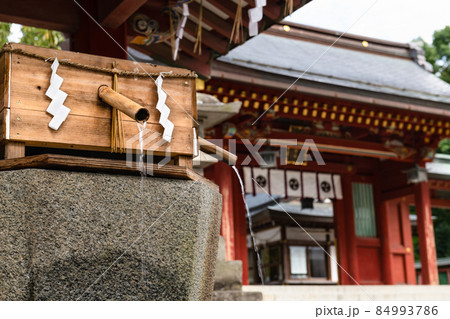 塩釜神社の新型コロナ感染対策の手水舎と唐門 84993786