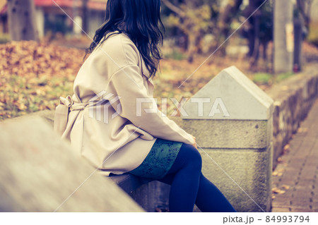 冬のベンチで寒そうに腰掛ける女性 Winter 冬のベンチで寒そうに腰掛ける女性 Winter 84993794