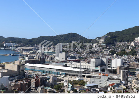 高台から眺める快晴の長崎市街地　長崎市中心部　長崎港や再開発中の長崎駅周辺 84993852