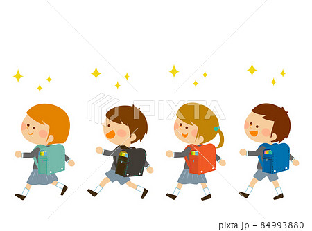 ランドセルを背負い歩く子供達 84993880