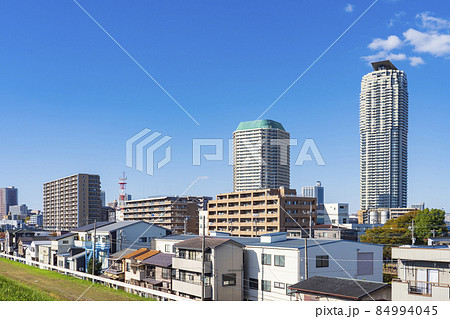 【都市風景】荒川土手から望む川口市街地 84994045