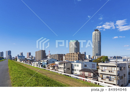 【都市風景】荒川土手から望む川口市街地 84994046