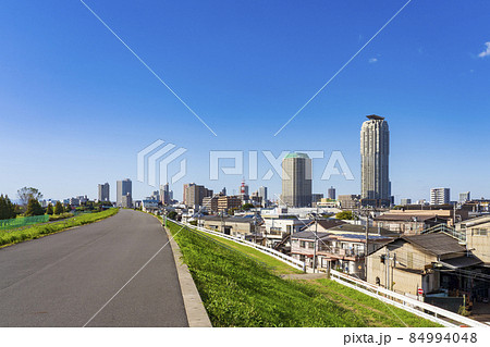 【都市風景】荒川土手から望む川口市街地 84994048