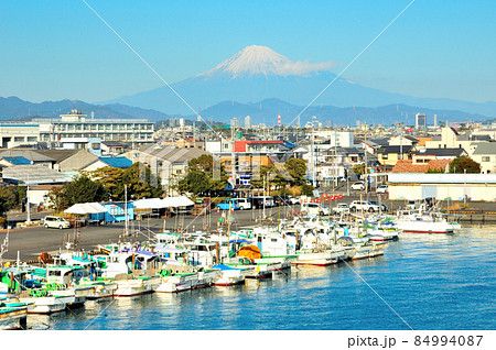 富士山の見える用宗漁港 84994087