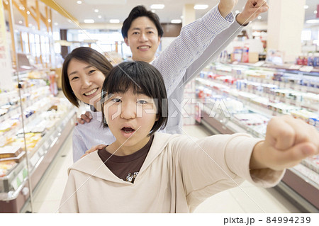 スーパーで張り切って買い物をする家族 ファミリー 親子 スーパーで張り切って買い物をする家族 ファミリー 親子 84994239