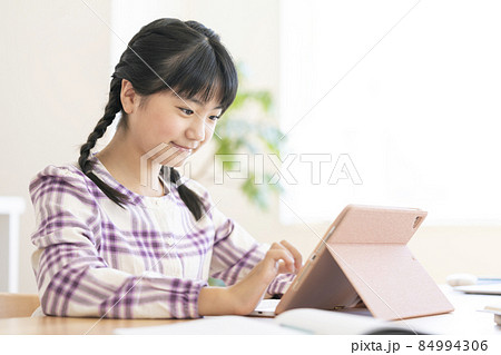 タブレットを操作する小学校高学年の女の子　eラーニング　イメージ 84994306
