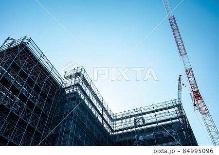 大規模ビル建設工事現場  建築物のシルエットとクレーンと青い空　c-3 ライトトーン 84995096