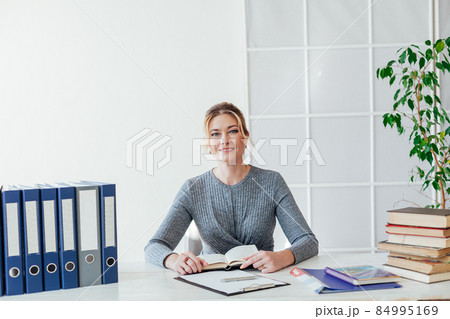 business woman at a desk in the office office 84995169