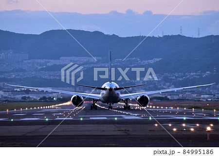 大阪空港 千里川堤防 離着陸夕景 大阪空港 千里川堤防 離着陸夕景 84995186