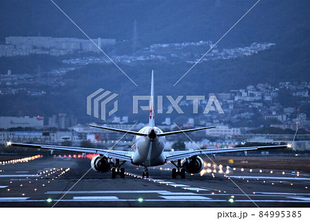 大阪空港 千里川堤防 離着陸夕景 大阪空港 千里川堤防 離着陸夕景 84995385