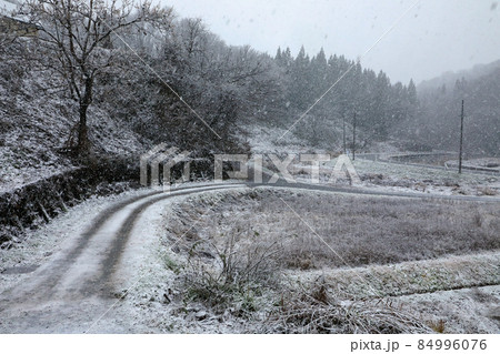豪雪地の冬、初雪が降り始め 福島県只見町 豪雪地の冬、初雪が降り始め 福島県只見町 84996076