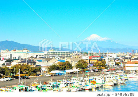 富士山の見える用宗漁港 84996589
