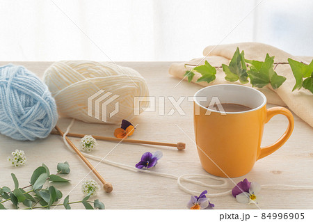 窓辺の毛糸とココアと小花 84996905