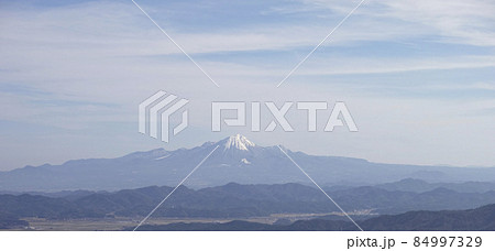 島根県安来市の京羅木山から見た初冬の出雲富士大山 84997329