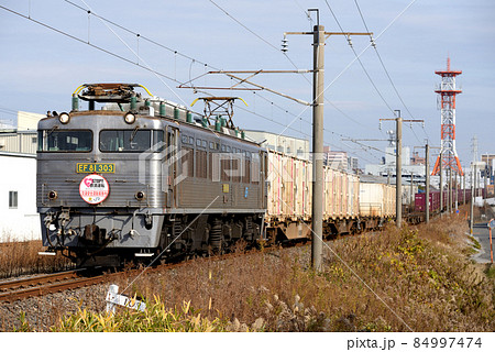 長崎本線を行くEF81303コンテナ貨物列車 84997474