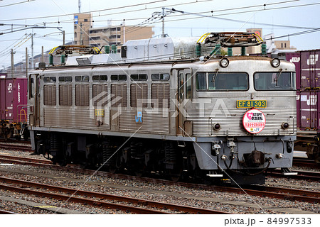 構内に佇むEF81303電気機関車 84997533