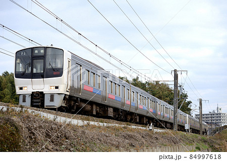 鹿児島本線を行く811系普通電車8両 84997618