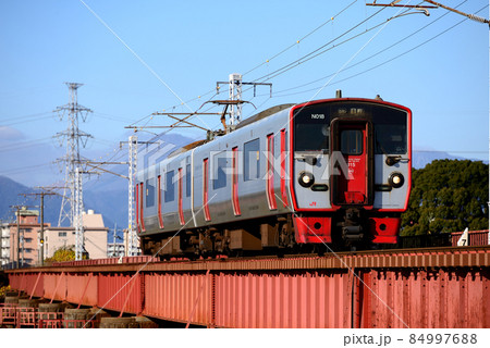 鉄橋を渡る815系普通電車2両 84997688