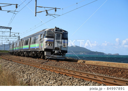 小樽市内の海岸線を走るキハ201系 84997891