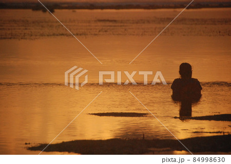 夜明けのビーチで水浴する人（サヌール／インドネシア･バリ島） 84998630