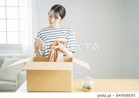 届いた商品に納得がいかない女性(不良品・返品) 届いた商品に納得がいかない女性(不良品・返品) 84998695