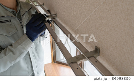 カーテンレールの設置をする作業員イメージ カーテンレールの設置をする作業員イメージ 84998830
