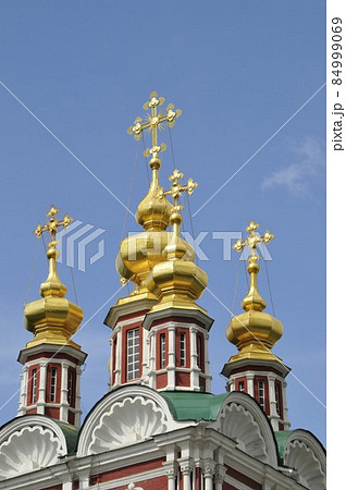 ロシア、モスクワ、ノヴォデヴィチ修道院、チャイコフスキーが白鳥の湖の構想を練った湖 84999069