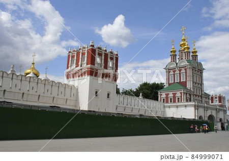 ロシア、モスクワ、ノヴォデヴィチ修道院、チャイコフスキーが白鳥の湖の構想を練った湖 ロシア、モスクワ、ノヴォデヴィチ修道院、チャイコフスキーが白鳥の湖の構想を練った湖 84999071