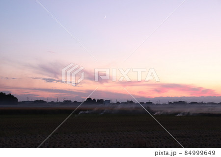 秋の埼玉県行田市小針の野焼きと夕景 秋の埼玉県行田市小針の野焼きと夕景 84999649
