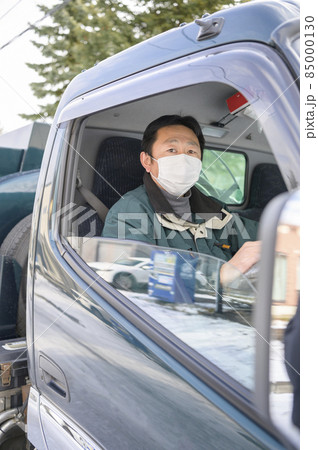 灯油の配達（タンクローリーを運転する配達員） 85000130