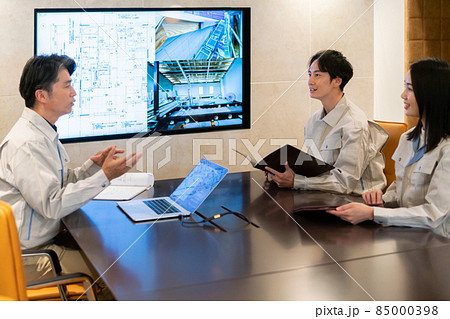 建築図面を見て会議をする作業員　撮影協力：WEEK芝大門（サンフロンティア不動産） 85000398