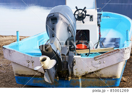 水辺に停泊中のボート　 85001269