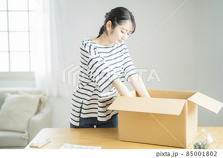 不用品をフリマアプリに出す女性 85001802