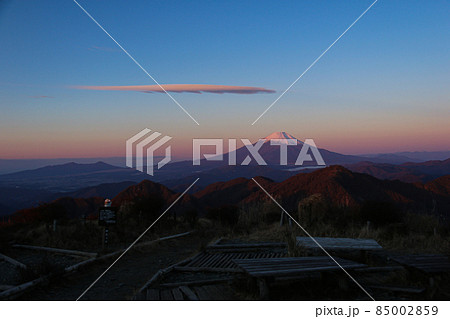 冬の丹沢　神奈川最高峰蛭ヶ岳山頂からの絶景　朝焼けの富士山 85002859