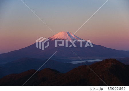冬の丹沢　神奈川最高峰蛭ヶ岳山頂からの絶景　朝焼けの富士山 85002862