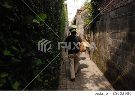 路地裏を歩く女性（ウブド／バリ島･インドネシア） 85002986