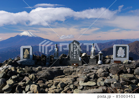 冬の丹沢 塔ノ岳山頂からの絶景 朝の澄んだ空気の中の富士山 冬の丹沢 塔ノ岳山頂からの絶景 朝の澄んだ空気の中の富士山 85003451