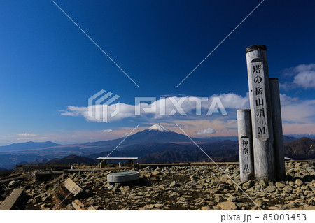 冬の丹沢　塔ノ岳山頂からの絶景　朝の澄んだ空気の中の富士山 85003453
