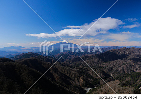 冬の丹沢　塔ノ岳山頂からの絶景　朝の澄んだ空気の中の富士山 85003454
