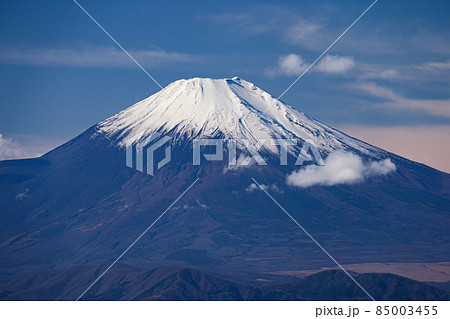 冬の丹沢 塔ノ岳山頂からの絶景 朝の澄んだ空気の中の富士山 冬の丹沢 塔ノ岳山頂からの絶景 朝の澄んだ空気の中の富士山 85003455