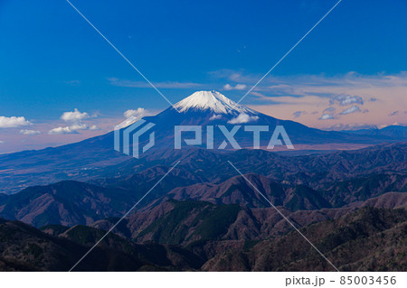 冬の丹沢 塔ノ岳山頂からの絶景 朝の澄んだ空気の中の富士山 冬の丹沢 塔ノ岳山頂からの絶景 朝の澄んだ空気の中の富士山 85003456