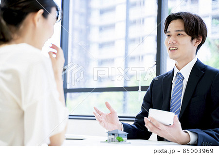ビジネス 男性 商談 不動産 ビジネス 男性 商談 不動産 85003969