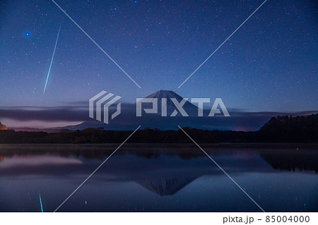 (山梨県)ふたご座流星群・精進湖から流星と富士山 (山梨県)ふたご座流星群・精進湖から流星と富士山 85004000