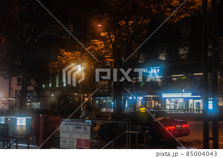 夜の大通りと街灯 85004043